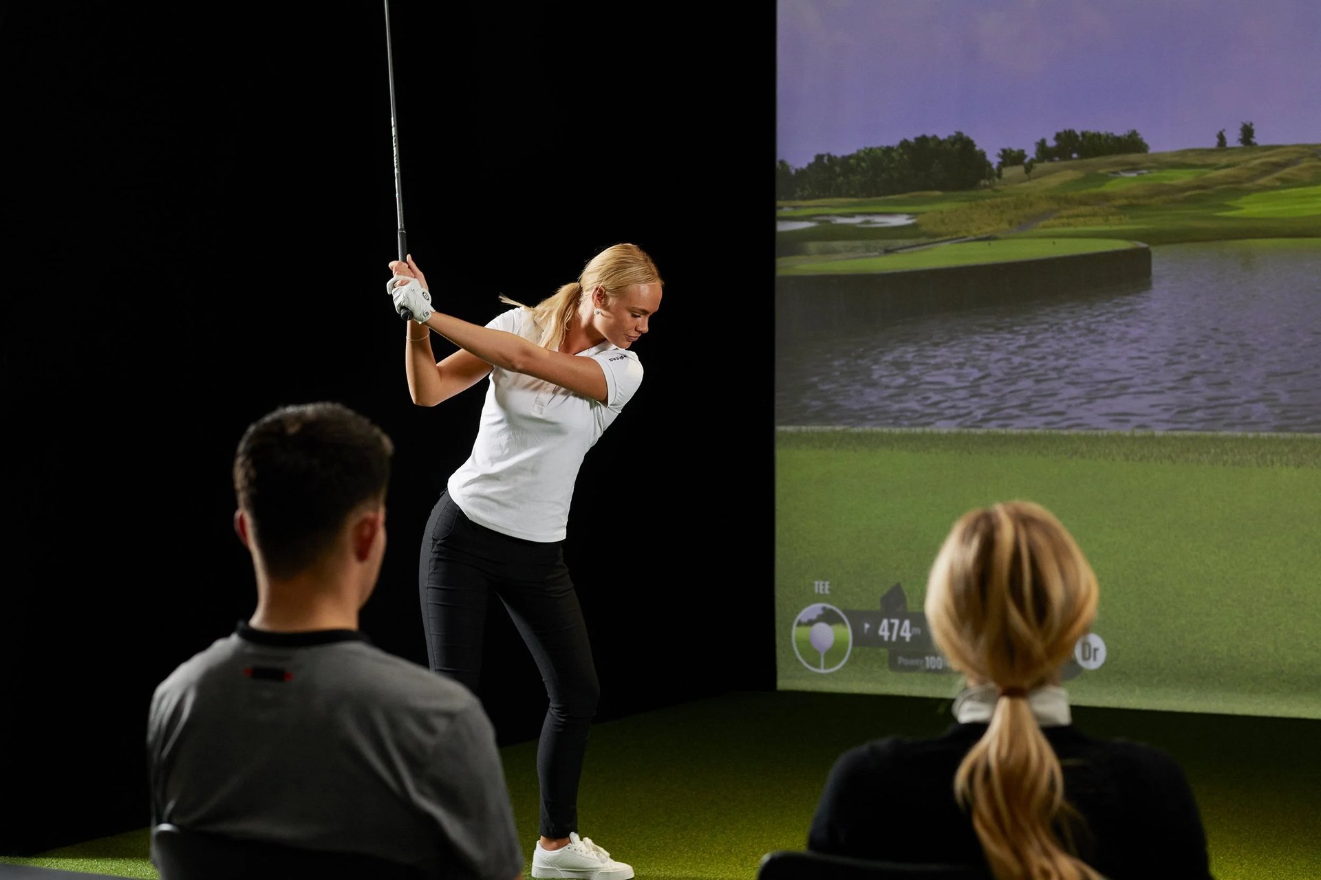 Amis partageant une partie de golf indoor