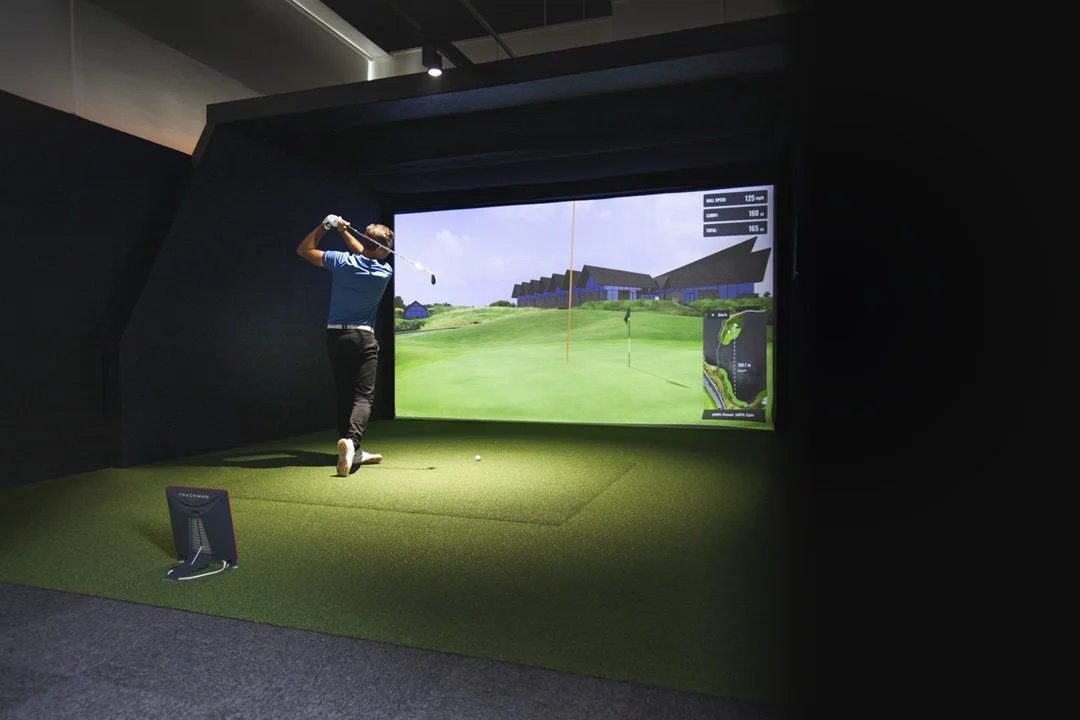 Joueur sur un simulateur de golf Trackman